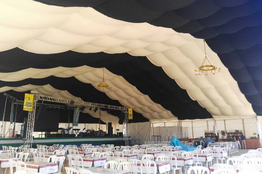 Instalación de carpas poligonales y a dos aguas, stands, tarimas y escenarios para ferias y fiestas populares y conciertos. Trabajamos para eventos empresariales, deportivos y culturales en toda España.