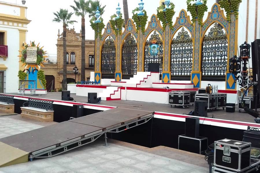 Instalación de carpas poligonales y a dos aguas, stands, tarimas y escenarios para ferias y fiestas populares y conciertos. Trabajamos para eventos empresariales, deportivos y culturales en toda España.